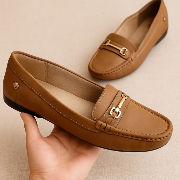 LifeStride Tan Loafers with Gold Hardware | Size 8.5M - Picture 1 of 12